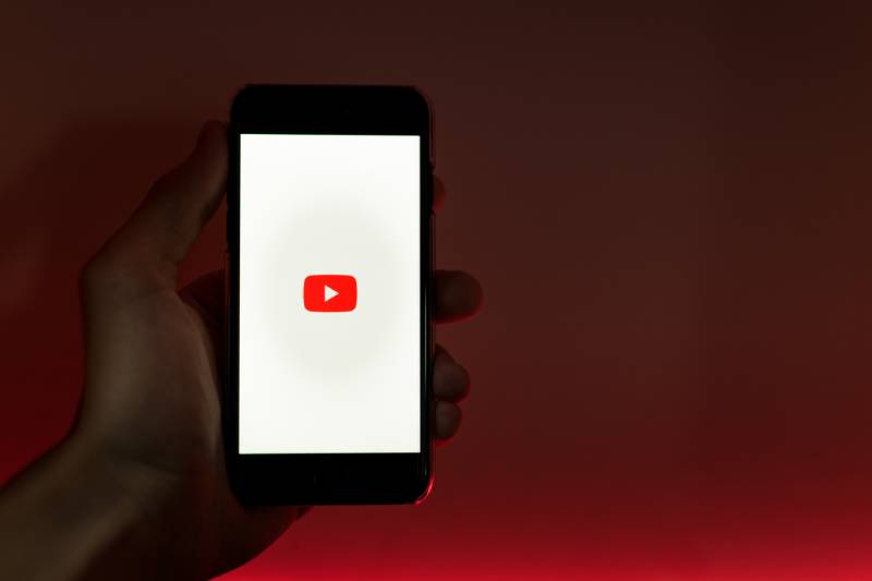 YouTube Music Incubator: La pantalla de un smartphone muestra el logo de YouTube.