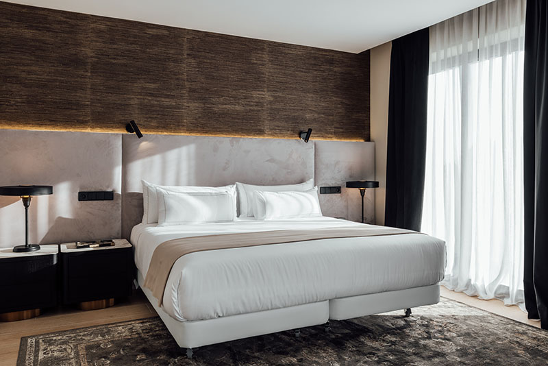 Hotel Alirón en Asturias: una cama doble en una suite