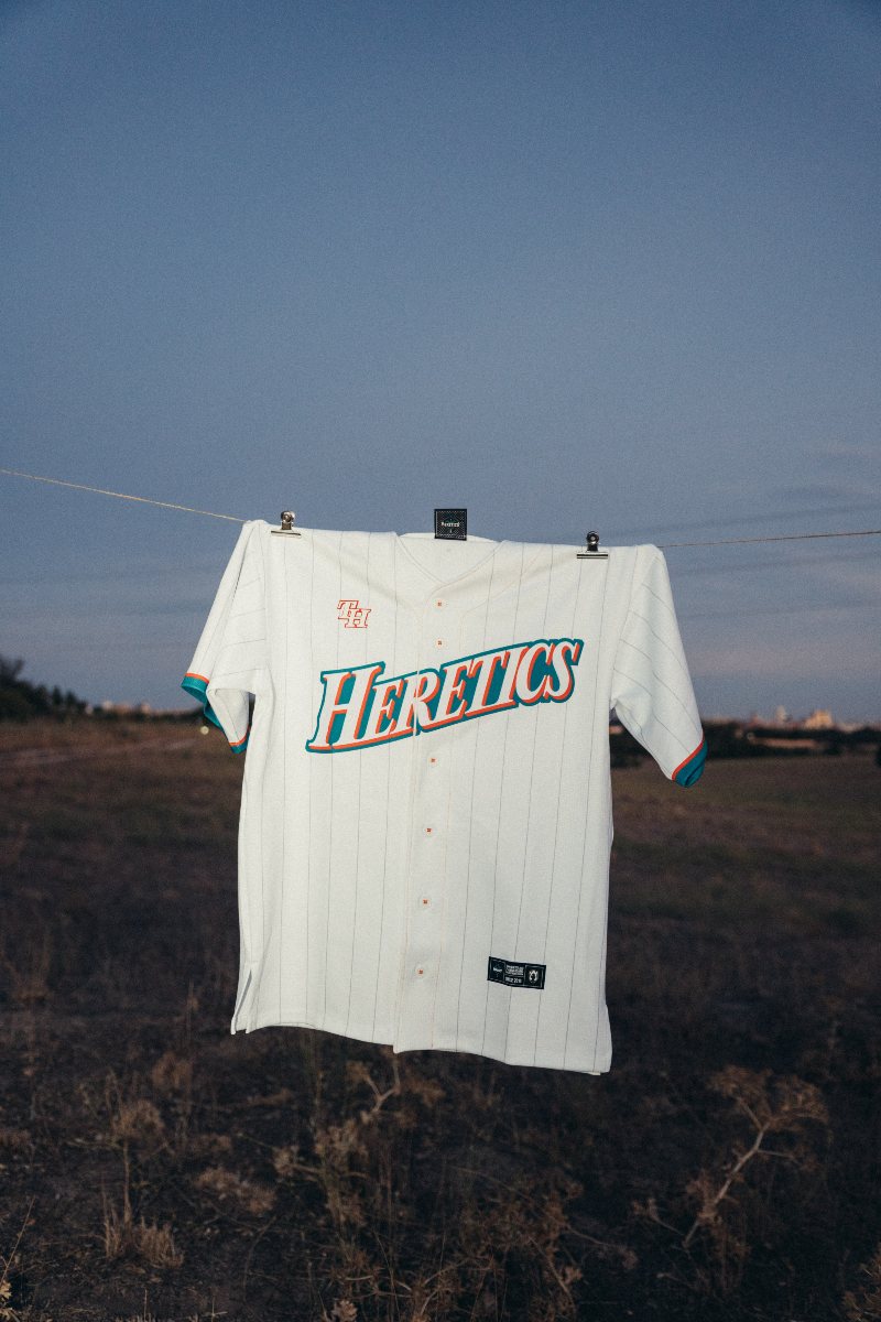 ¿Camiseta de fútbol o beisbolera? Team Heretics lo sabe