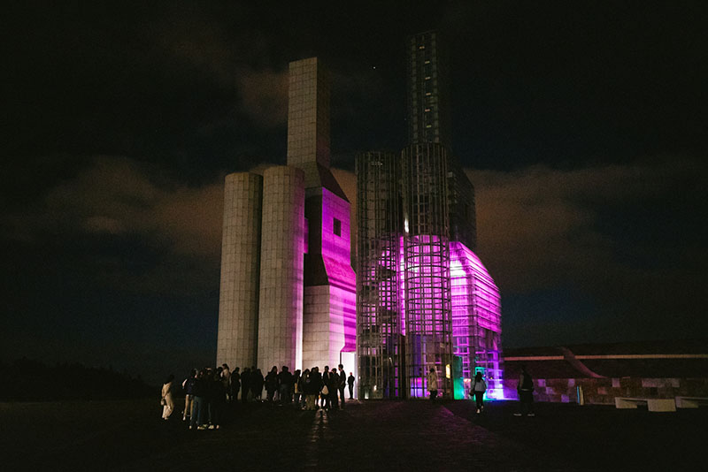 La Inauguración de Joel Blanco en Torres Hejduk: los edificios iluminados y la gente esperando para entrar