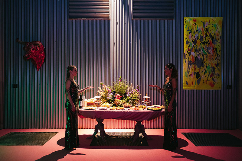 La Inauguración de Joel Blanco en Torres Hejduk: dos chicas y una mesa de comida