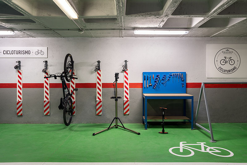 Paradores y ciclismo en Otoño: taller para bicicletas en el parador de Lerma