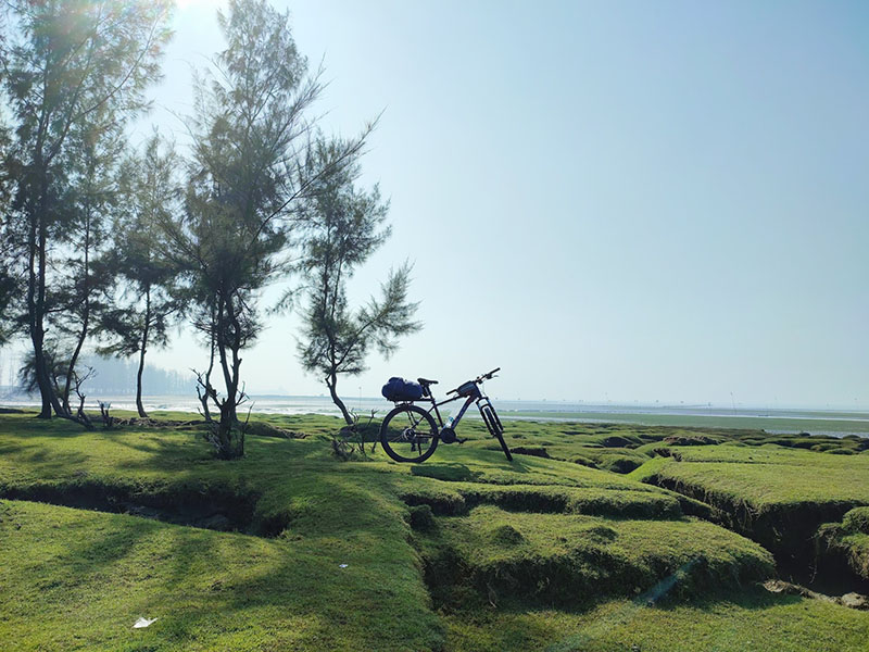 Paradores y ciclismo en Otoño: unos prados y una bicicleta en medio