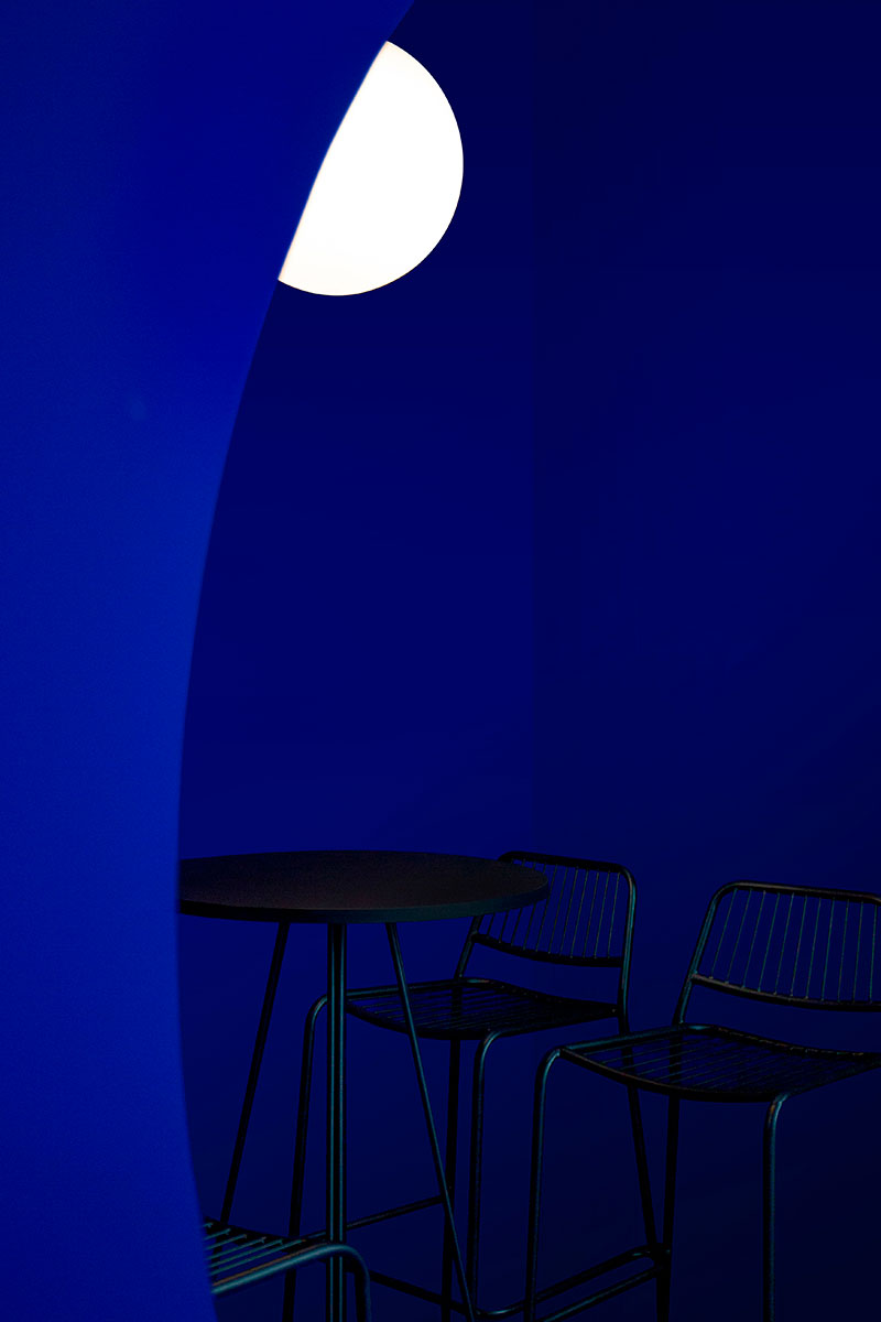 Pol Solsona, stand The Real Blue. Detalle de sillas altas y mesas dentro de una de las salas.