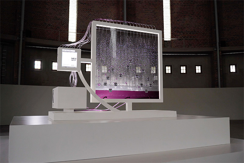 Arte y caos climático - instalación artística con especie de monitores