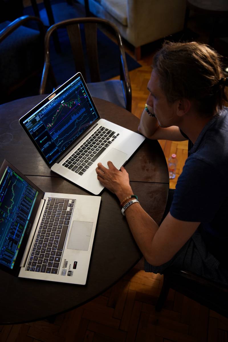 Big Data: un hombre trabajando con dos ordenadores de forma simultánea.