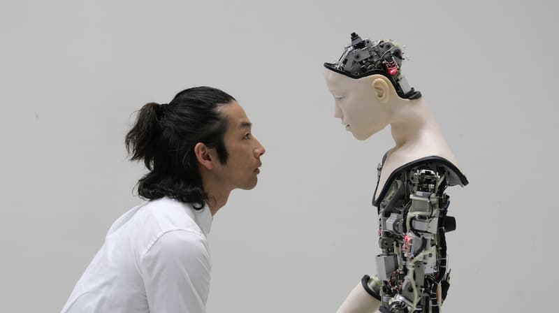 Inteligencia Artificial en el CCCB un japonés mirando a un robot
