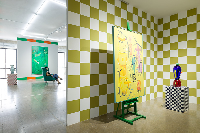 Jaime Hayon - vista de la exposición en la galería L21, esculturas y pinturas con mucho colorido