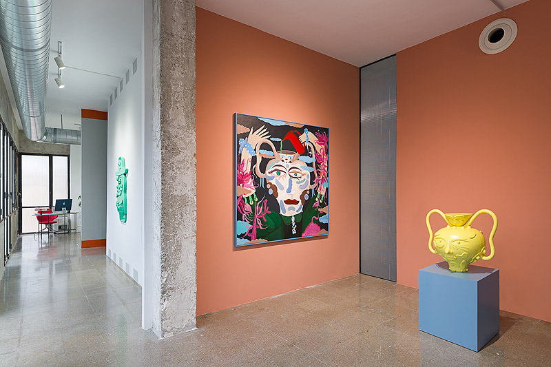 Jaime Hayon - vista de la exposición en la galería L21, esculturas y pinturas con mucho colorido
