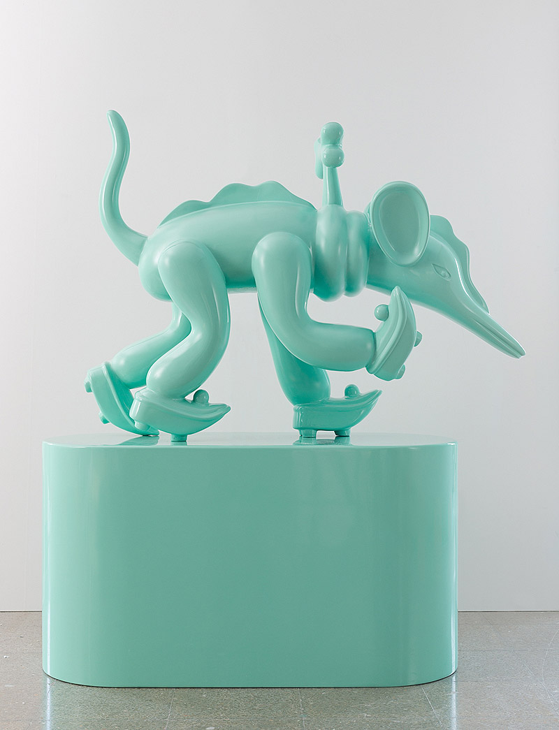 Jaime Hayon - vista de la exposición en la galería L21, escultura de animalejo verde