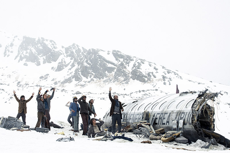 La sociedad de la nieve - fotograma de la película se ve a gente herida en la nieve despues del choque de avión