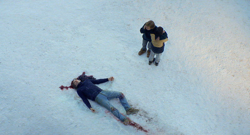 anatomia de una caida - fotograma de la película, un muerto sobre la nieve
