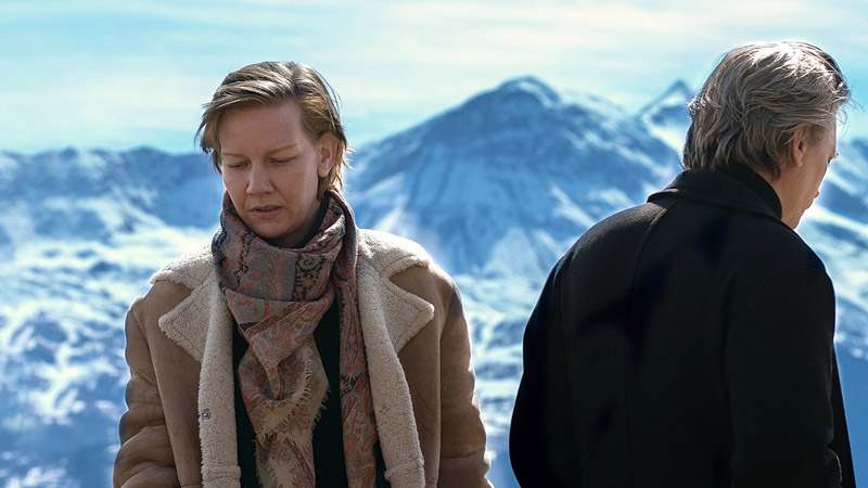 anatomia de una caida - fotograma de la película, los protagonistas con una montaña nevada al fondo