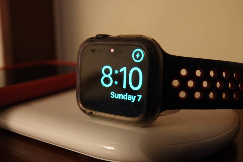 Apple Watch Series 9: un smartwatch de Apple sobre una base de carga.