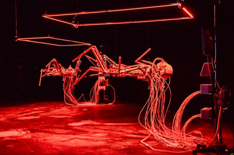 Biennale Némo: un robot horizontal con neón rojo