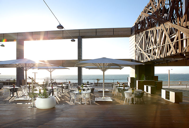 Escapada fin de semana por España, gastronomía y arte contemporáneo: terraza con vistas al Atlántico