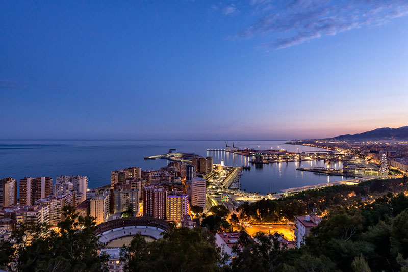 Escapada fin de semana por España, gastronomía y arte contemporáneo: vistas nocturnas al puerto de Málaga