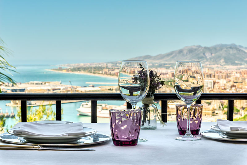 Escapada fin de semana por España, gastronomía y arte contemporáneo: detalle de una mesa con vistas al ma