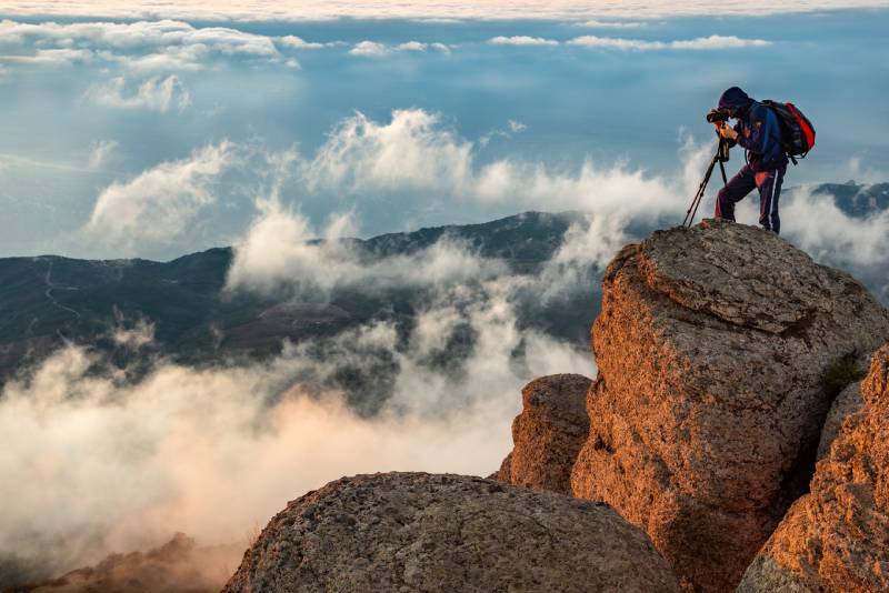 GFX Challenge Grant Program: un hombre realizando una foto en lo alto de una montaña.