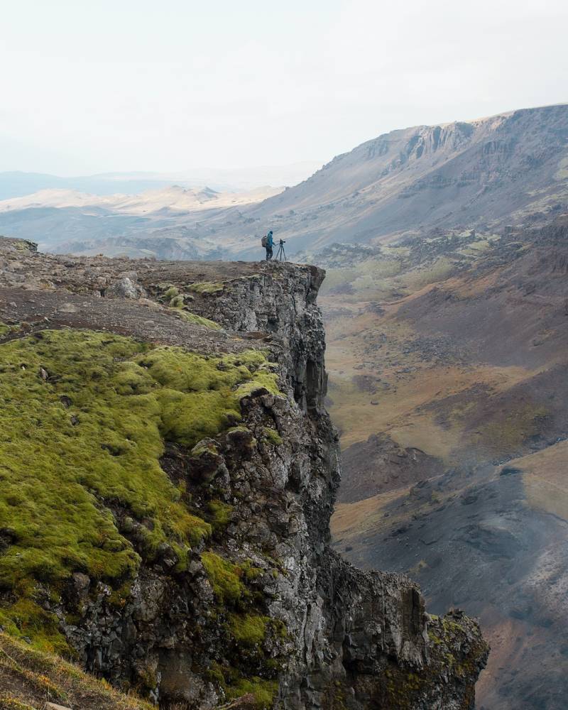 GFX Challenge Grant Program: un hombre realizando una foto en el borde de un acantilado.