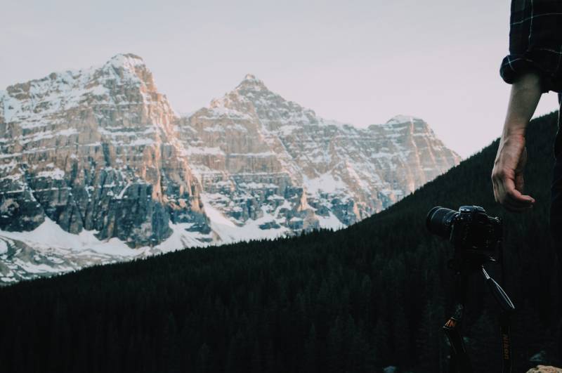 GFX Challenge Grant Program: un hombre con su cámara ante un paisaje montañoso.