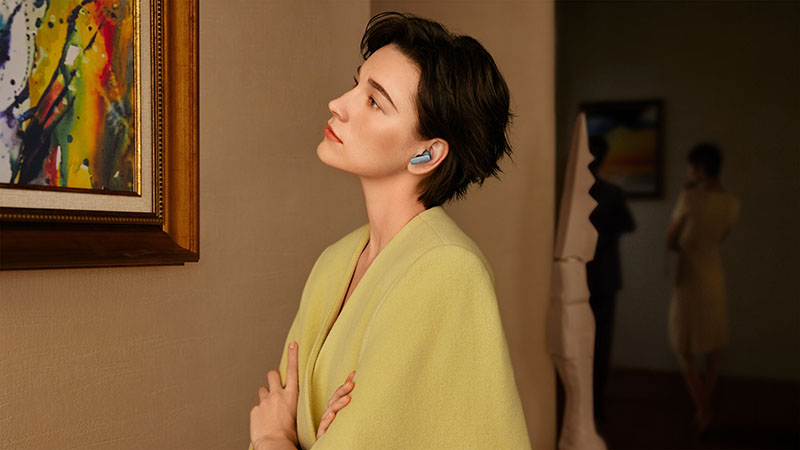 Huawei Freebuds Pro 3 auriculares: una mujer disfrutando del dispositivo