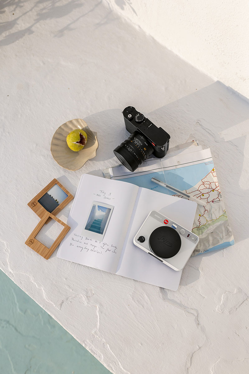 Leica Sofort 2: fotografía de la nueva cámara de Leica de color blanco rodeada de otros objetos.