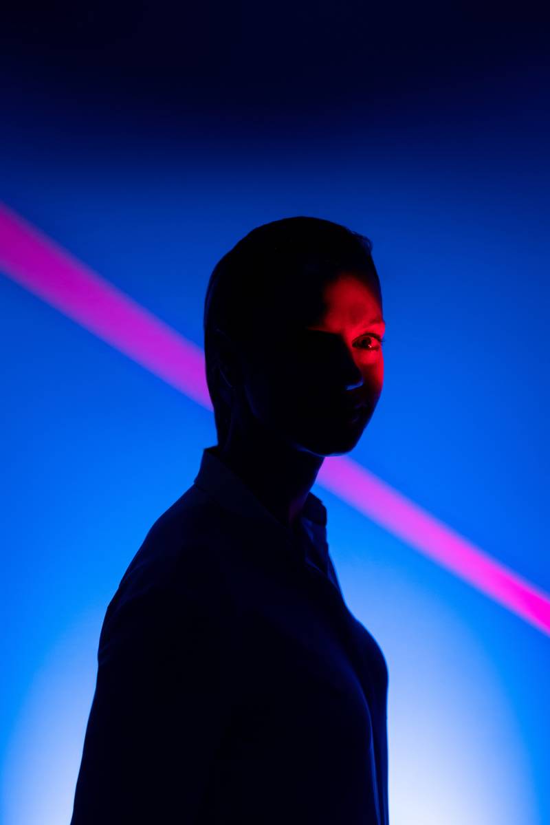 Madrid Tech Show: fotografía de un hombre bajo un conjunto de luces.