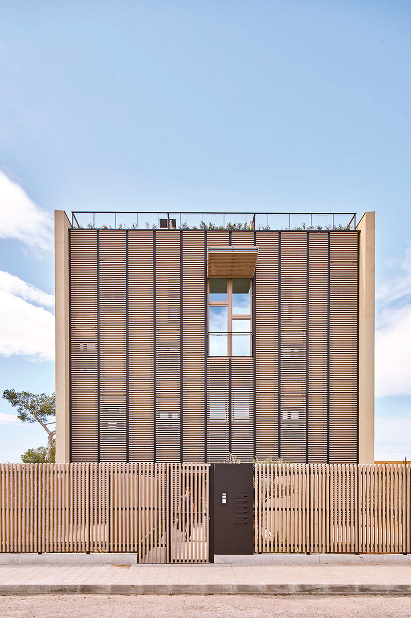 Paral.lel OhLab: fachada principal con persianas de madera