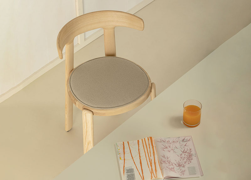 Silla Tura de Manel Molina para Vergés: la silla vista desde arriba en acabado madera natural