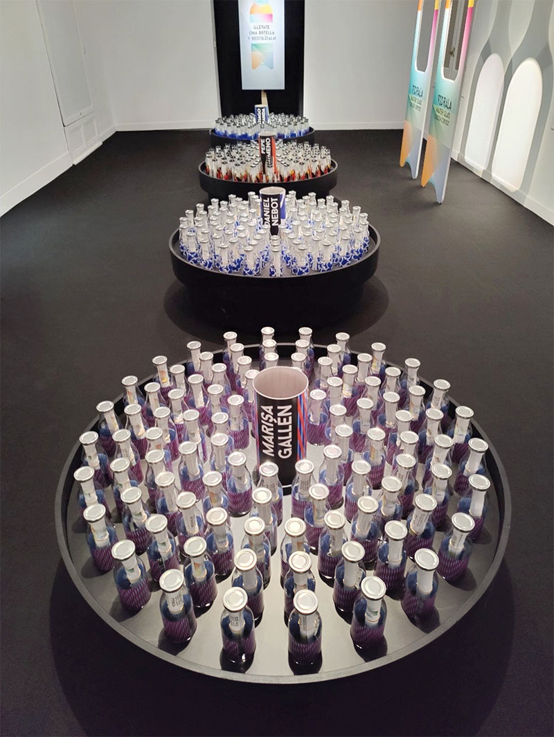 Vidrala Master Glass Design Contest: la sala de exposiciones con muchas botellas