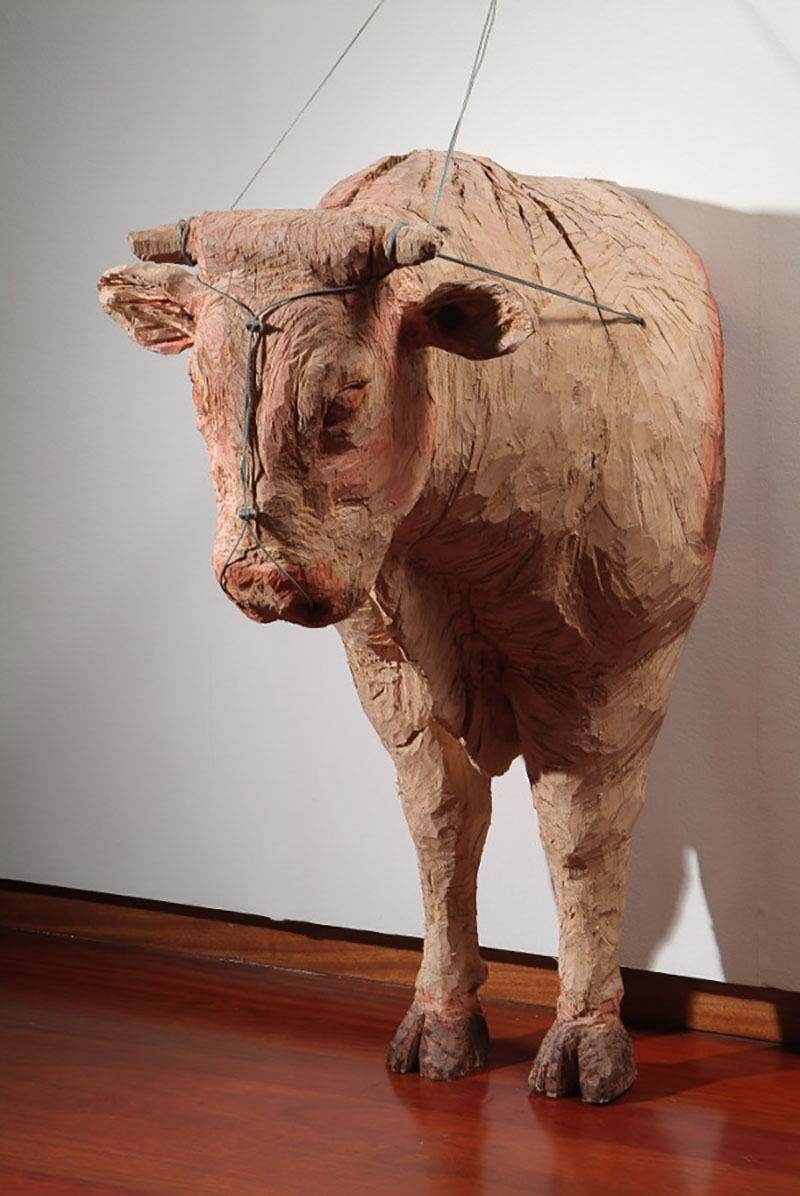 Tendencias en interiorismo según Paradores: un toro esculpido en madera