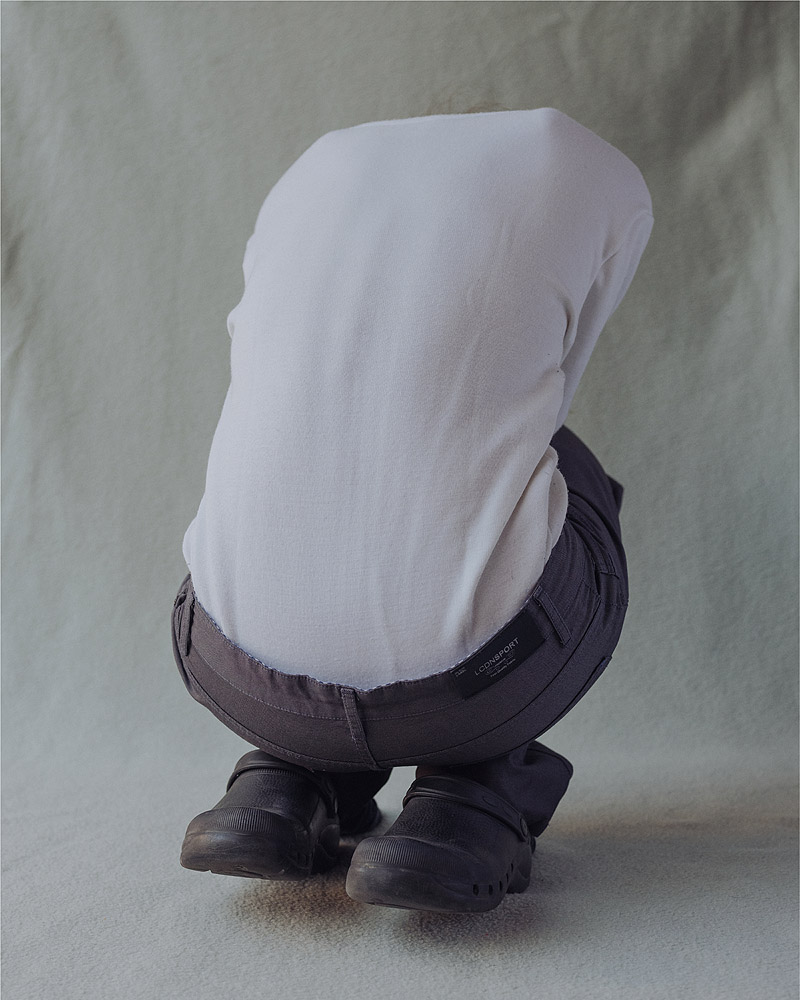 Abel gonzalez - plie-gue. Fotografía de bailarín de espaldas agachado