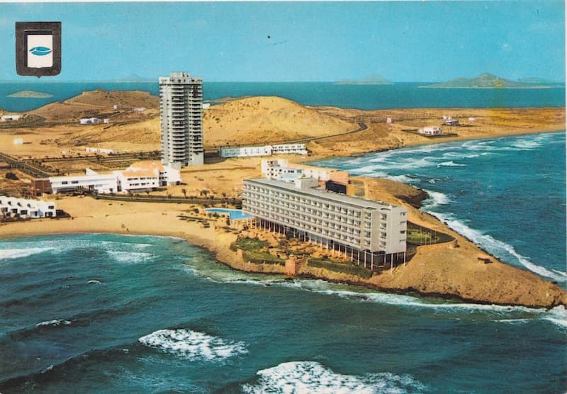 Anoxia de Fito Conesa, postal vintage de la costa del mar menor