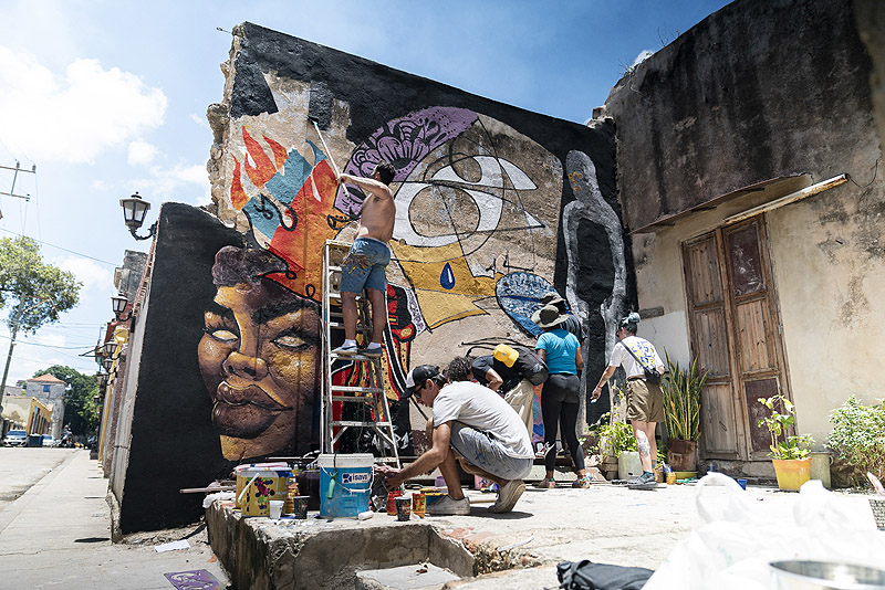 Art Exchange Festival - imagen de artistas urbanos creando un mural