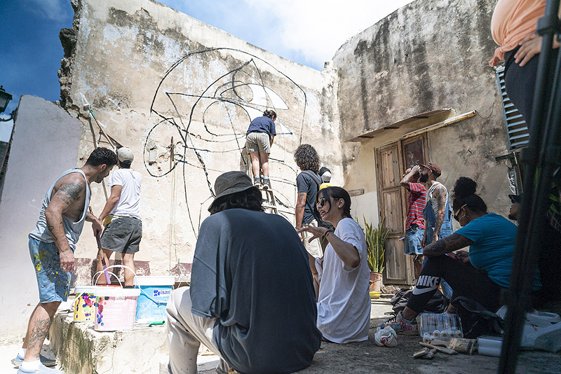 Art Exchange Festival - imagen de artistas urbanos creando un mural