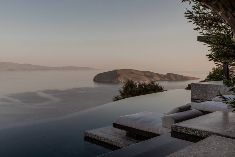 O Lofos cuenta con una piscina de horizonte infinito para disfrutar de unas vistas de ensueño.