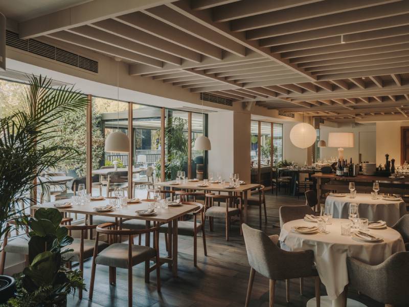 Sandra Tarruella: interior luminoso del nuevo restaurante Alrevés