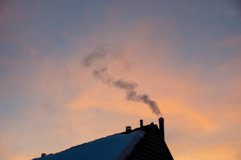 Calefacción: una chimenea expulsando humo.
