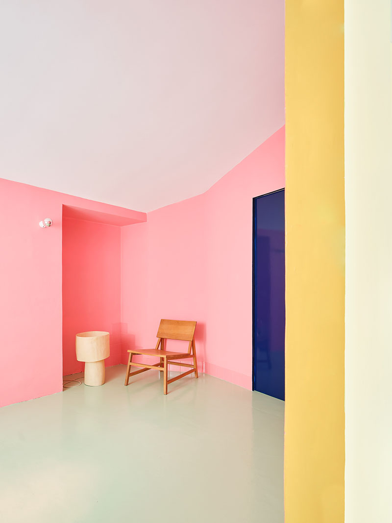 H3o Architects Casa Relampago: vista de una habitación llena de colores