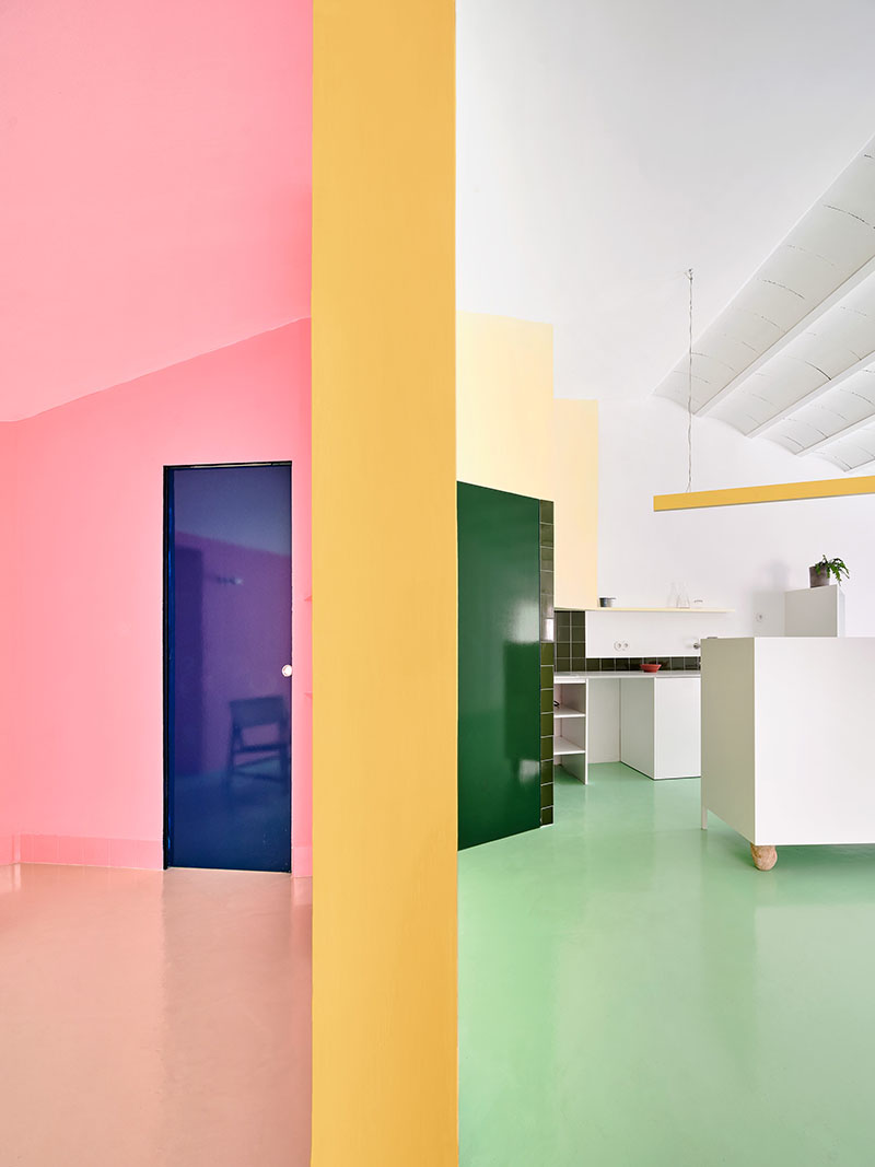 Color y fantasía en la Casa Relámpago de H3o Architects