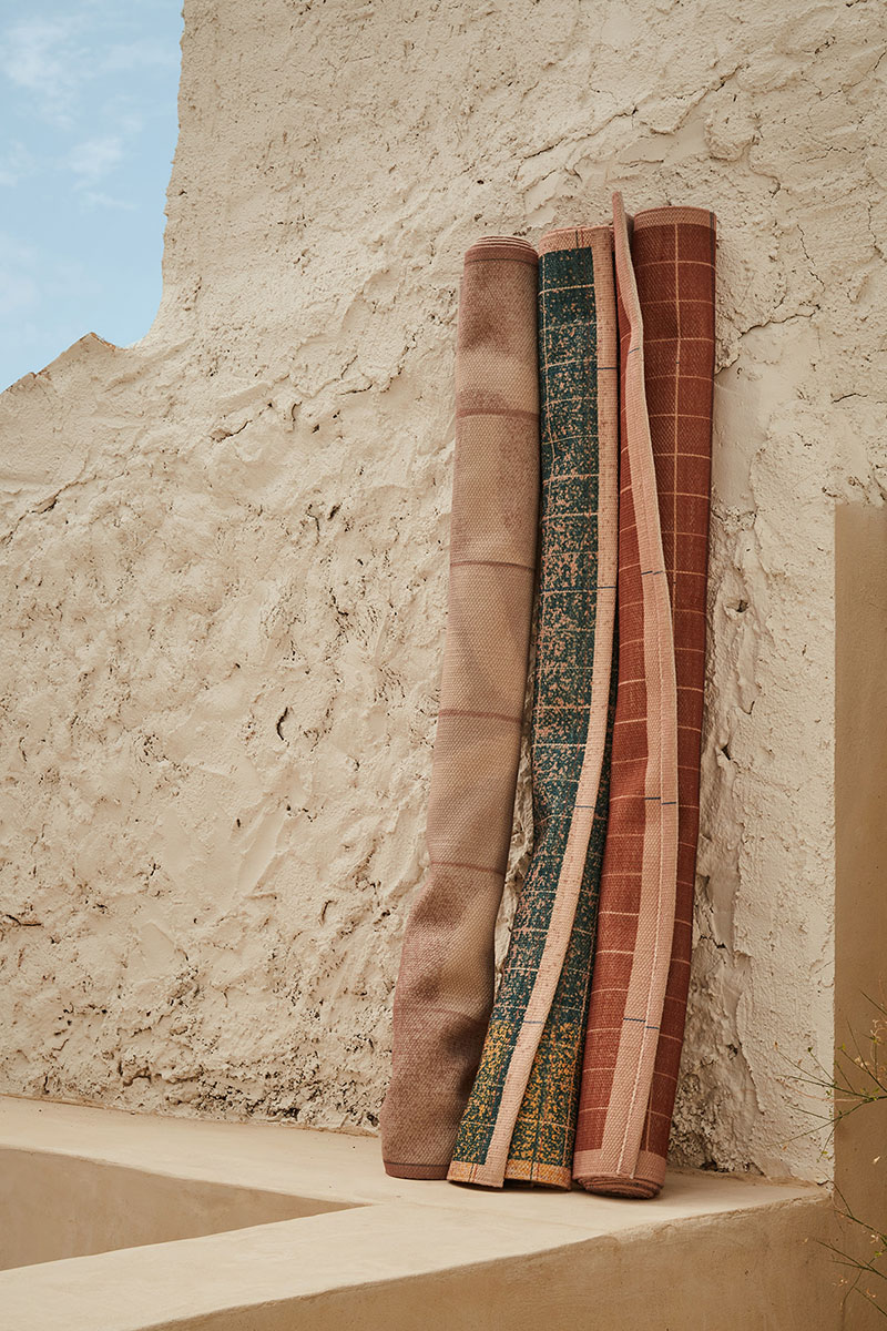 Teulat Editions: varias alfombras enrolladas apoyadas en la pared