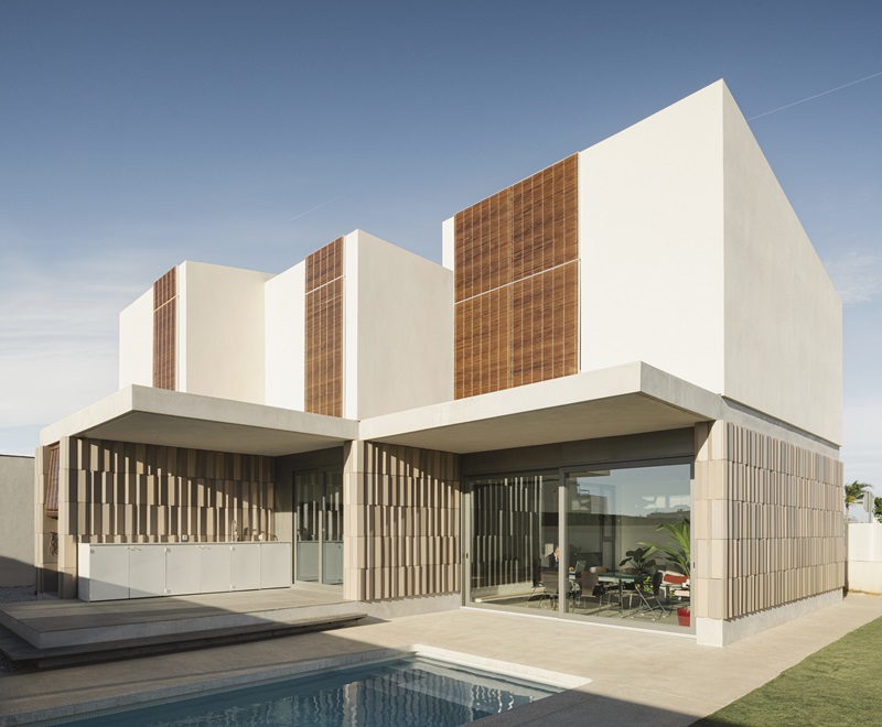 Endalt Casa de les Porxades: fachada con piscina