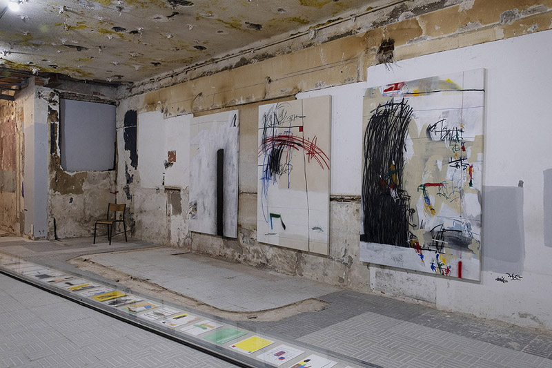 SRGER en Campoamor3 - intervención artística con dibujos y pinturas de colores en un local deshabitado