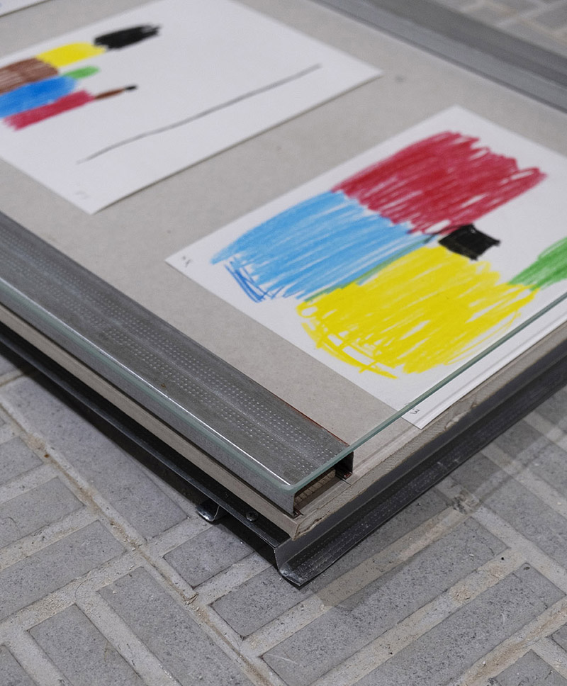 SRGER en Campoamor3 - intervención artística dibujos de garabatos de colores metidos en una vitrina en el suelo