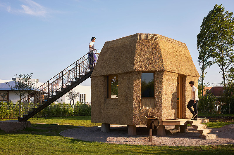 Tsuyoshi Tane: The Garden House - casa para jardineros de 15 m2 con terraza en la azotea
