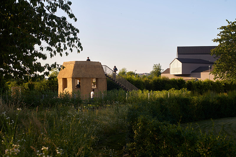 Tsuyoshi Tane: The Garden House - casa para jardineros de 15 m2 con terraza en la azotea