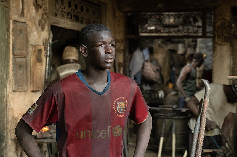 Yo capitán de Matteo Garrone - un chico africano con camiseta de futbol del Barsa