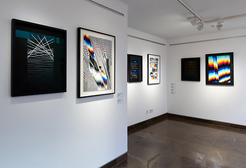 Exposición de Eusebio Sempere y Felipe Pantone. Vista de la exposición con cuadros en líneas de colores. 