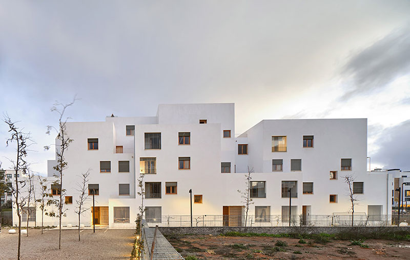 Peris+Toral Arquitectes: Un edificio eco de tierra compacta
